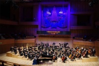 指挥家特里斯坦·雷斯-谢尔曼冰城首秀｜携手百年哈响奏响 《鎏金时代》交响音乐会