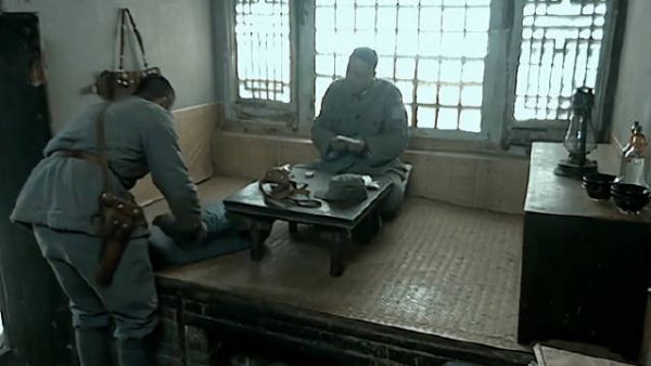 亮剑：你别看咱老李团长被撤了 张大彪照样颠颠的给点烟