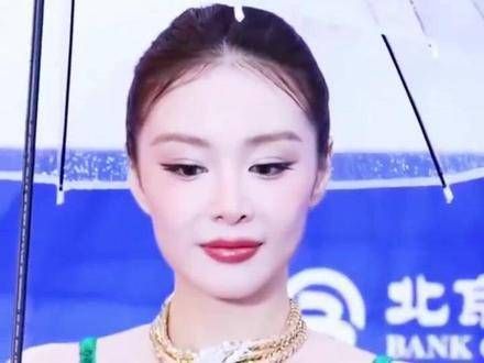 雨丝轻拂红毯，柔情胜过漫天星辉