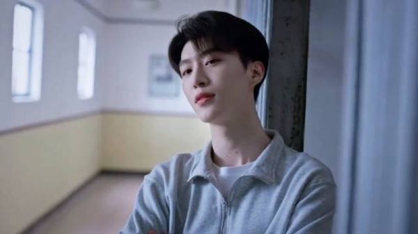 何炅自称范丞丞影迷，称赞其戏里戏外两模两样