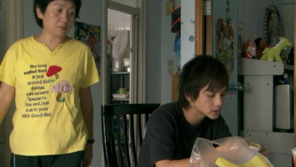 单亲妈妈超市打工，儿子在家睡大觉？