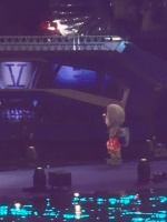 今天是等爸爸一起上火车的斗斗 （拎着大红编小跑几步真有赶火车那味了 ）