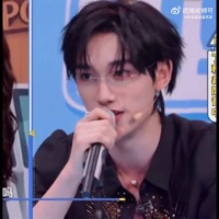 丁程鑫张艺凡互动引关注，亲昵称呼调侃氛围佳