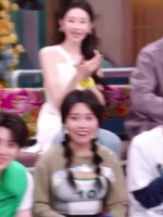 魏大勋范丞丞的互动看得我心软软，大勋哥在撸猫摸摸小猫头，万事都不愁