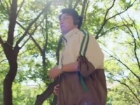 王子奇看似赶飞机，更像拍偶像剧，实际搞拉练