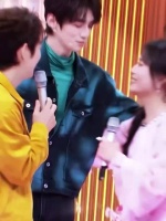 赖伟明一把搂过李雪琴男友力十足，哥感一整个无敌了！ 你好星期六