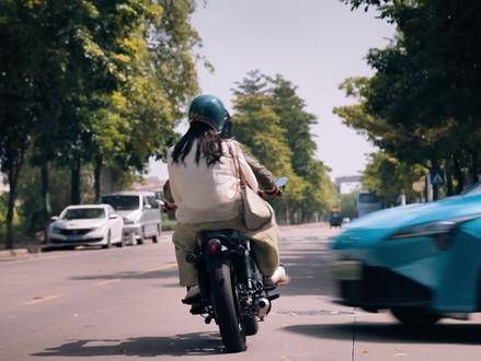 章宇新片《门牙》定档五一，女友赠摩托车甜蜜互动