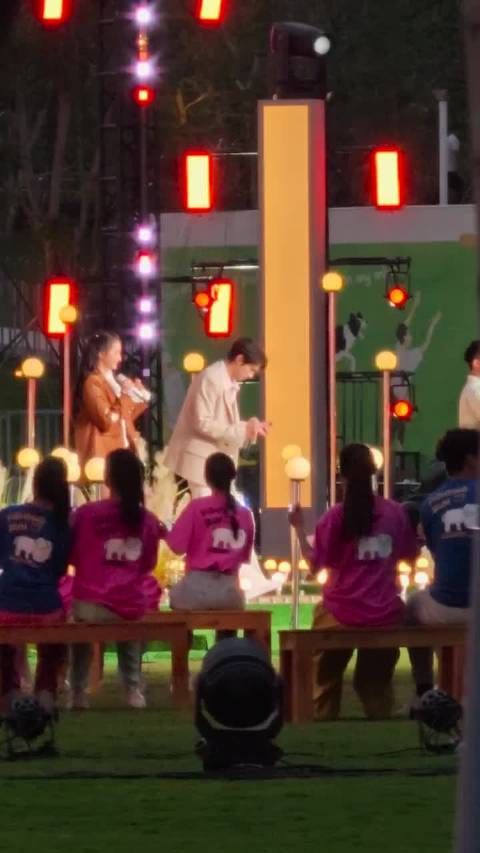 俊男靓女同台表演啦！