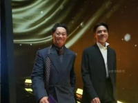 陈奕迅冯德伦同台颁奖，即兴献唱引热议