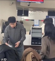 伊能静机场帮家人拿箱子满脸心不甘情愿，这表情绝非演技能装出来