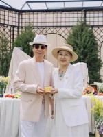 演员范明与老婆厉玲庆珍珠婚，一家四口同框，继子帅气女儿漂亮