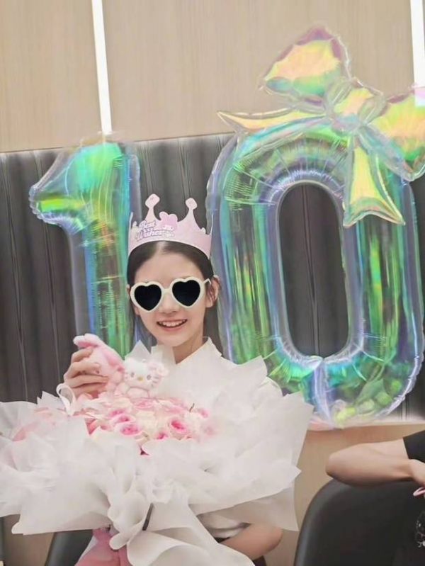 搜狐娱乐讯 近日，张梓琳晒出照片为自己的大女儿胖妹庆生。