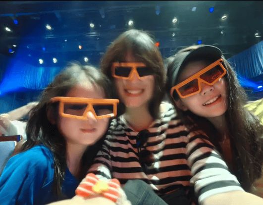 张梓琳和两个女儿一起出行。