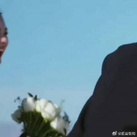 怦然心动20岁颜凯牵手细节曝光，痣与花成关键证据