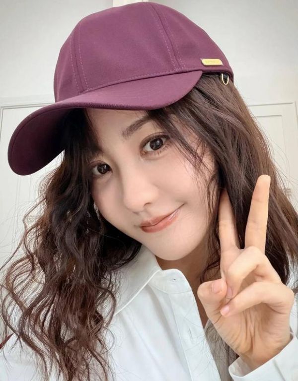 杨蓉甜美可爱。