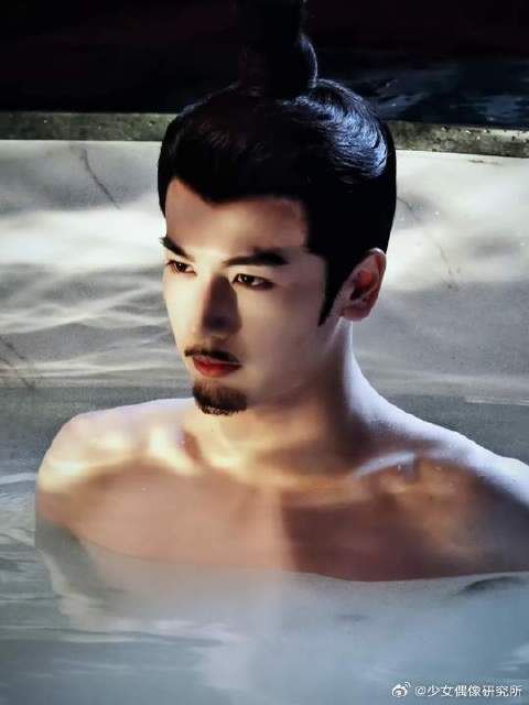 张凌赫揭秘浴池身临其境幕后
