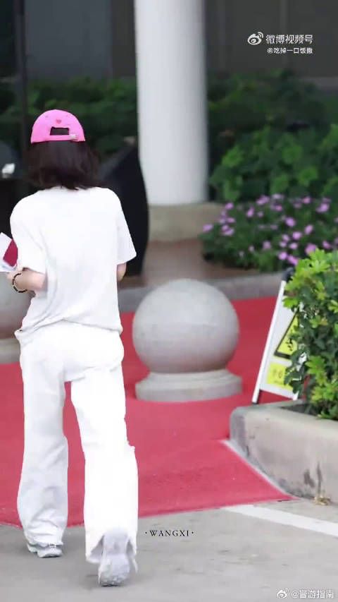 没有丝毫架子，粉丝要飞吻就大方回应，赵今麦的饭撒温柔又接地气