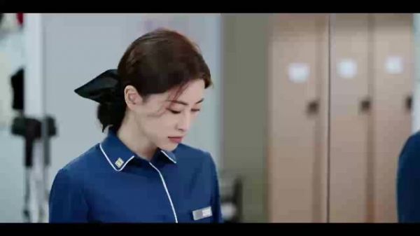 朱珠穿保洁服展高定感，与素人对比引热议