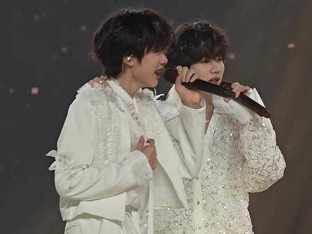 李煜东与二班同学温暖相聚共赴热爱