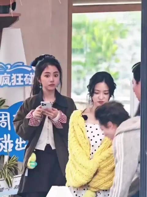 谭松韵现身亲爱的客栈无人接应，误以为走错节目