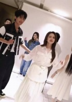 张予曦尚雯婕李佳琦等现身合伙人看片会