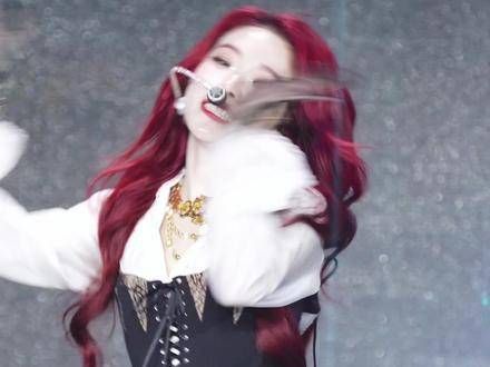 喻言榆野岛广州生日场官宣红发造型引全场定格40秒