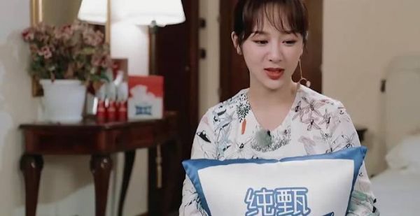 王俊凯中餐厅弹唱周杰伦《彩虹》感动观众