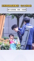 王楚钦结束成都集训！与小女孩自拍合影，藏不住的笑容，好温柔