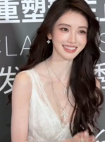 女网红气质出众颜值媲美高圆圆