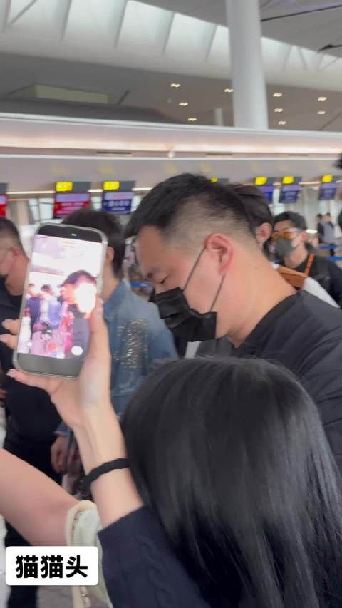 哇靠，竟然没走V，口罩也没戴，那你们前几天在干嘛？