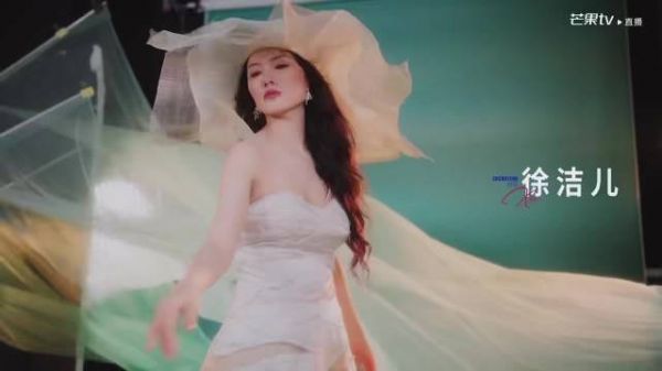 徐洁儿乘风2026两套造型展现成熟魅力