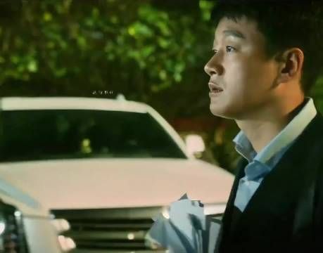 男子失业被豪车围堵，钻窗入车痛哭