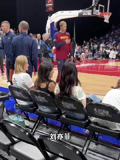 路人偶遇明星爆笑现场，粉丝们也太社牛了！