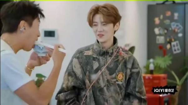 鹿晗在五哈节目中表现活泼，表情丰富