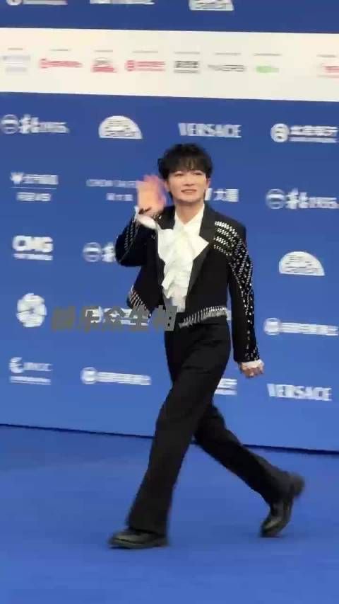 周深北影节闭幕式红毯挥手动作引热议