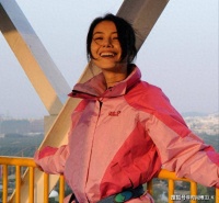 46岁高圆圆去登高，穿粉色冲锋衣好明媚啊，网友：一笑心都融化了