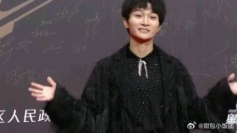 周深星光大赏红毯，拍照环节双手一摊好可爱哈哈，期待周深的舞台