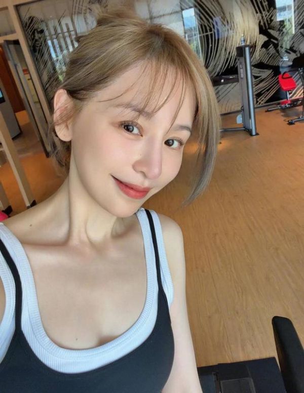 搜狐娱乐讯 近日，43岁王心凌在社交平台上晒出一组健身美照，她对着镜头露出温柔笑容，年过四十依旧元气满满，少女感十足！