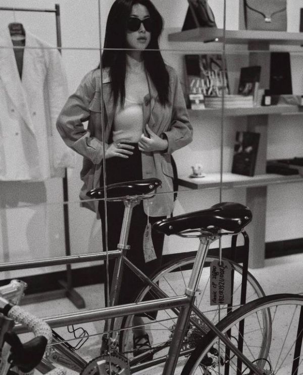 朱珠穿搭简约又带着复古酷感。