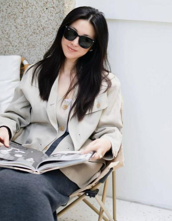 朱珠墨镜遮面也挡不住温柔又治愈的亲和力。