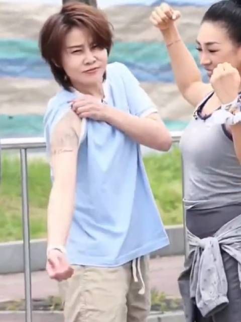 王濛李小冉再合体！团队又壮大了，濛主撩袖秀肌肉，展示肩膀纹身