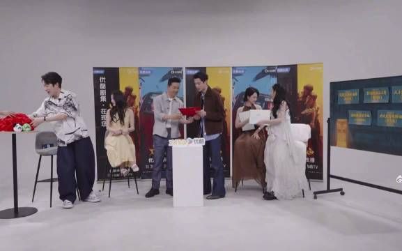 潘粤明为王鹤棣戴大红花颁奖，黑夜告白直播现场