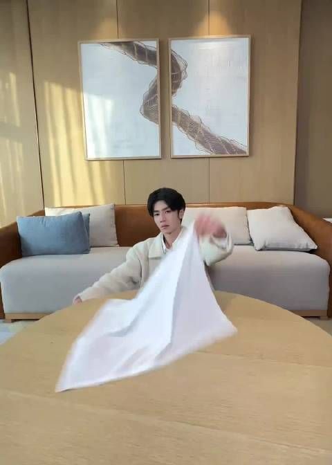 陈哲远黑衣特工造型曝光