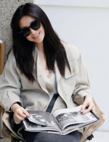 朱珠浅卡其外套搭配墨镜慵懒随性 温柔治愈亲和力满满