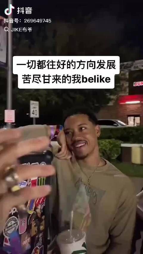 我天，这不就是我吗？他甚至还戴着紫色应援腕带