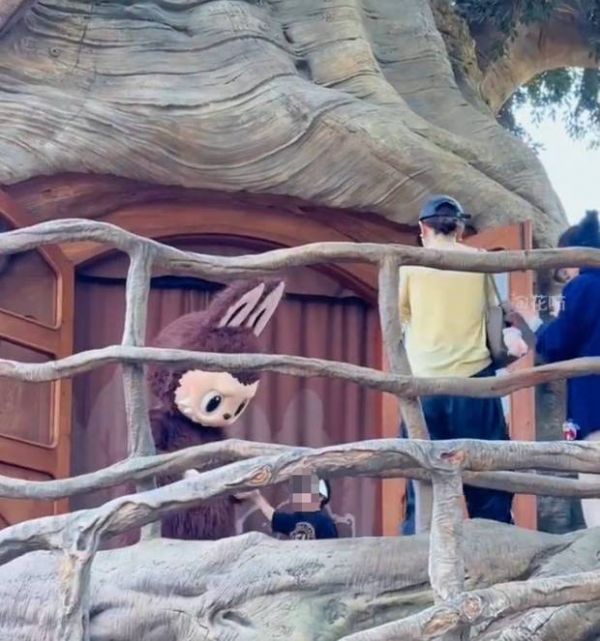 戚薇带着Seven和labubu合影。