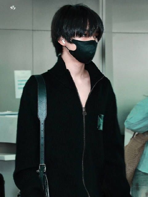 王橹杰韩国出发回国机场路透