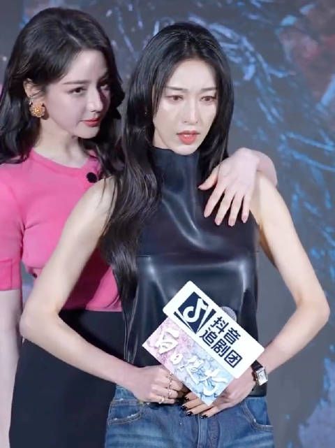 迪丽热巴和张俪 像极了女王和她的爱宠