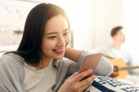 已婚女人对外人动了心，这几个迹象藏不住