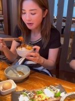 蔡卓妍和老公一起吃饭，有人说她这段婚姻不知道又能坚持多久